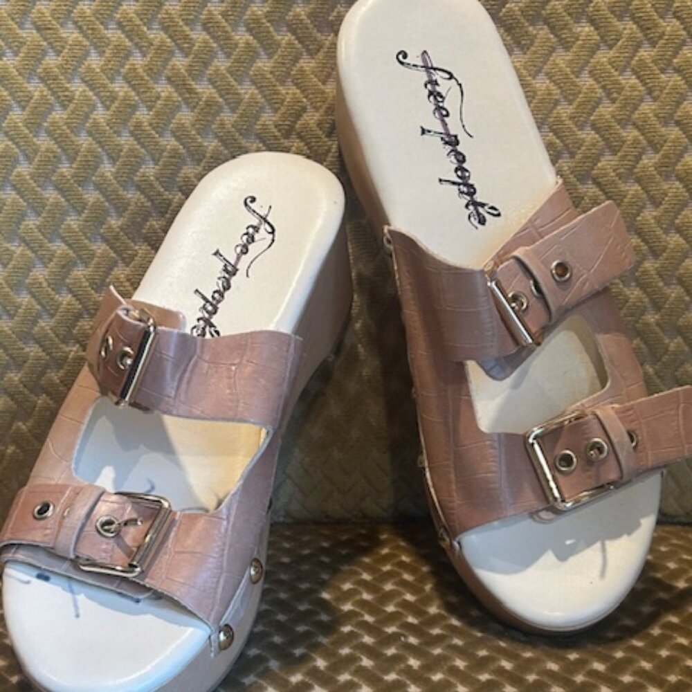 Free People Fiona Cream Croc Adjustable Buckle Stud Accent Wooden Cushion Clogs